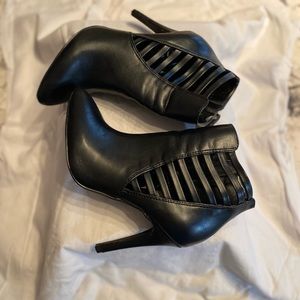 Adorable ankle bootie/shoe